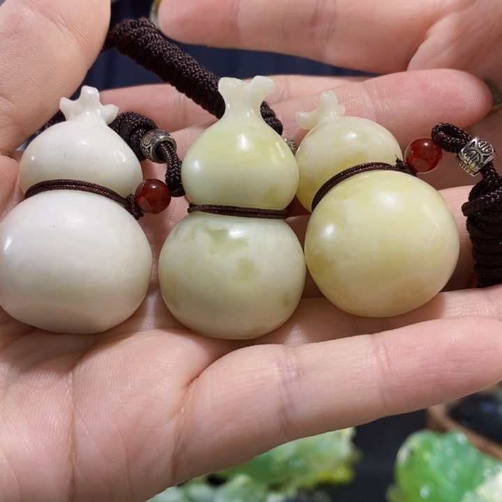 未镶嵌岫玉其中一个