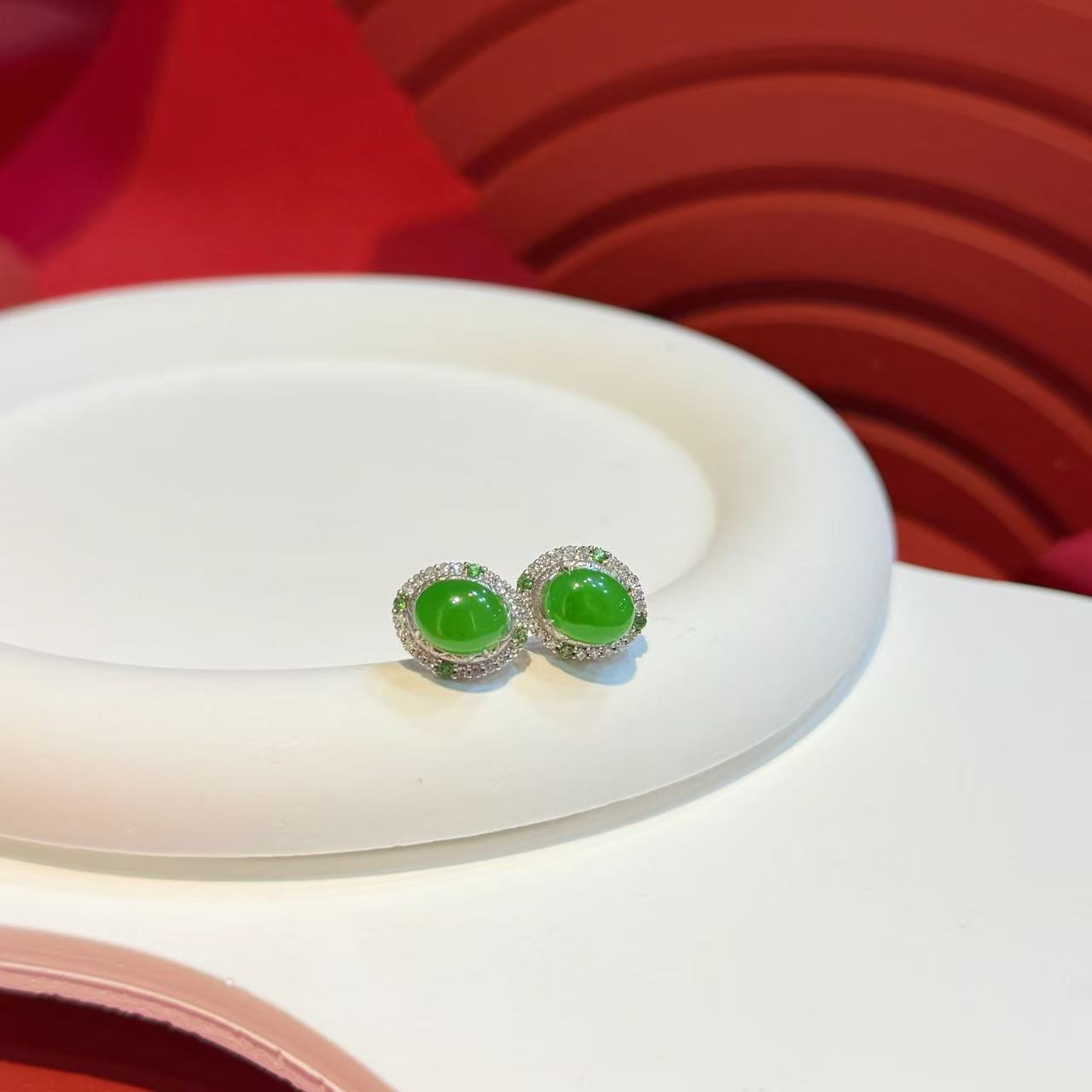 18K金绿点镶嵌7*9mm苹果绿旦面耳针HNZ11743