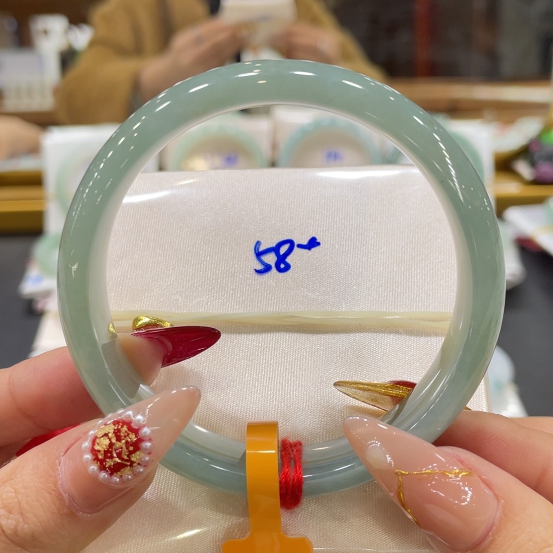 翡翠手镯未镶嵌翡翠