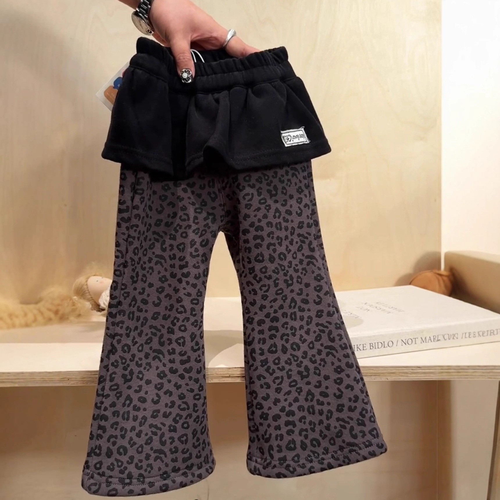 宝宝2025秋冬加绒微喇裤女童新款一体屁帘洋气豹纹印花休闲打底裤