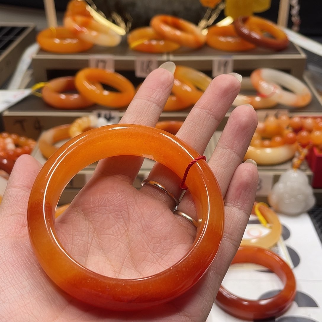 未镶嵌石英质玉（黄龙玉）手镯幸***猪