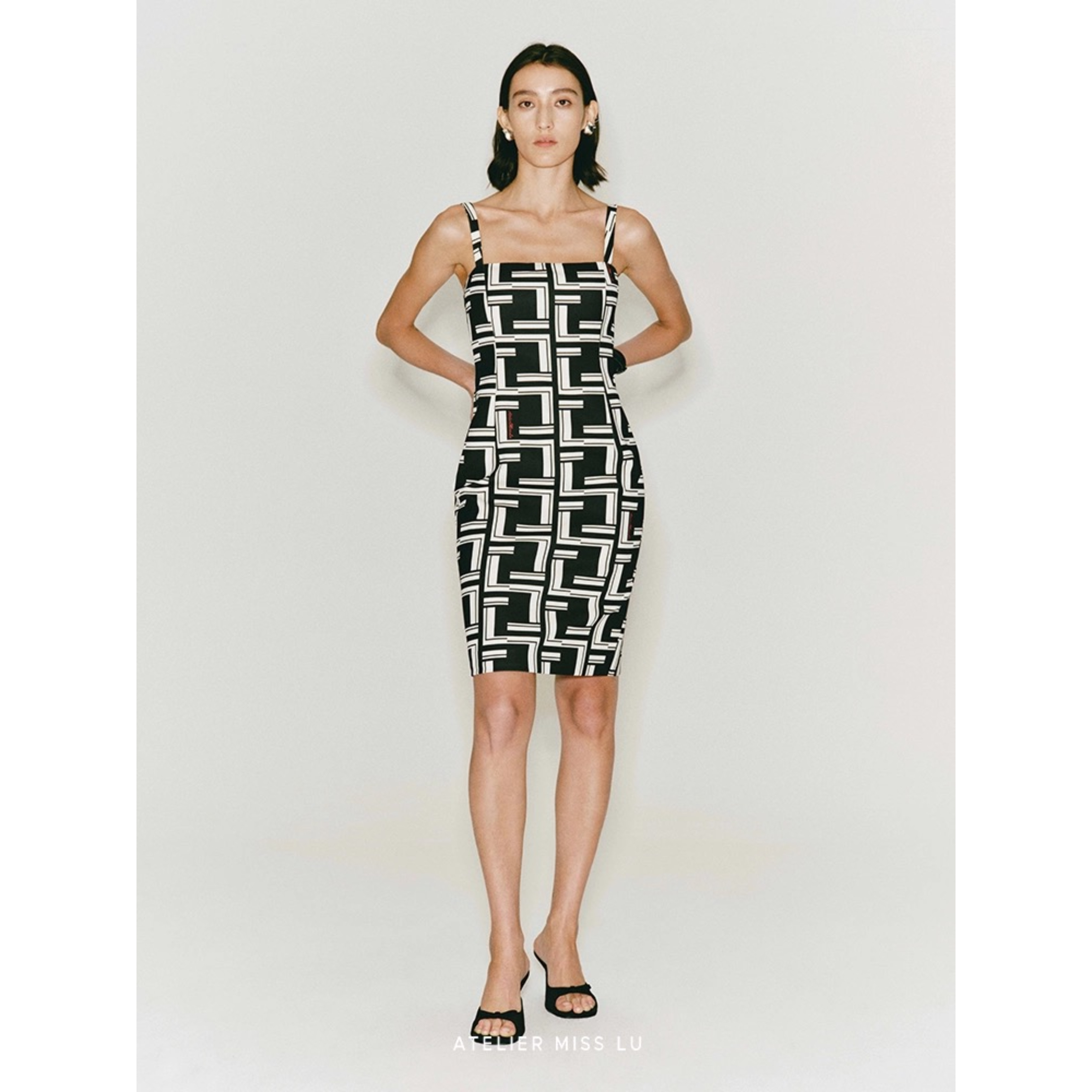 MISSLU 品牌定制字母印花方领修身连衣裙