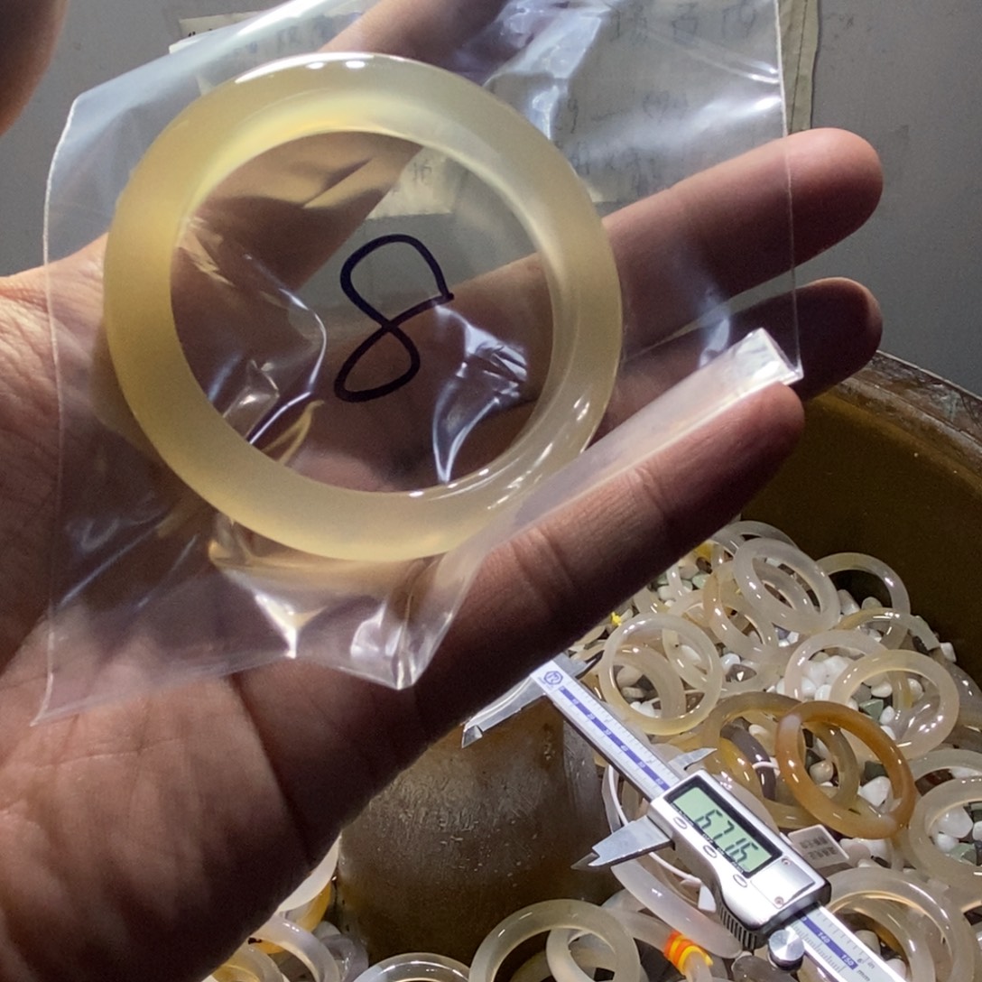 Ö***.玛瑙/玉髓未镶嵌手镯8号