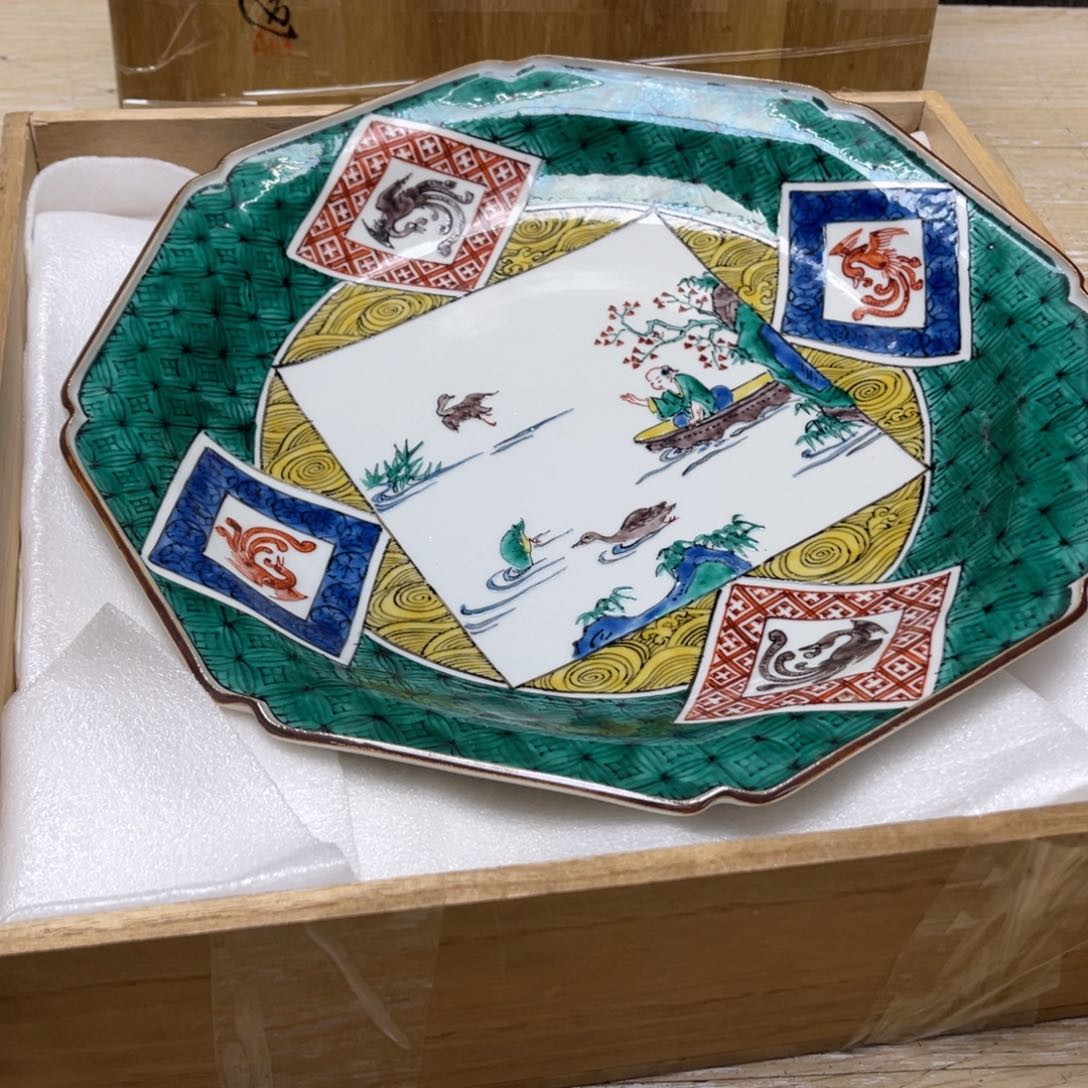 瓷片密密麻麻地排列着