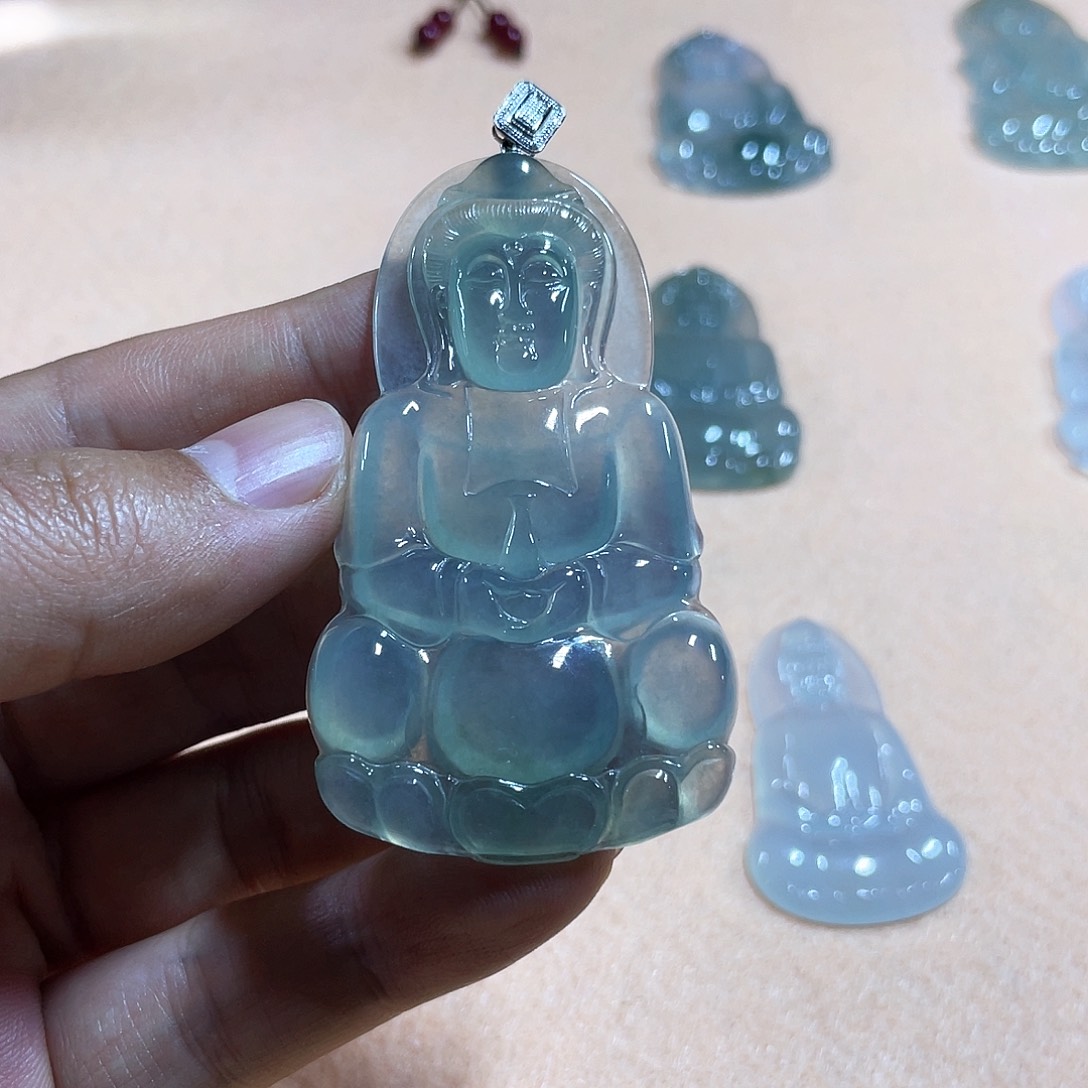 翡翠颈饰未镶嵌68×40×6.2