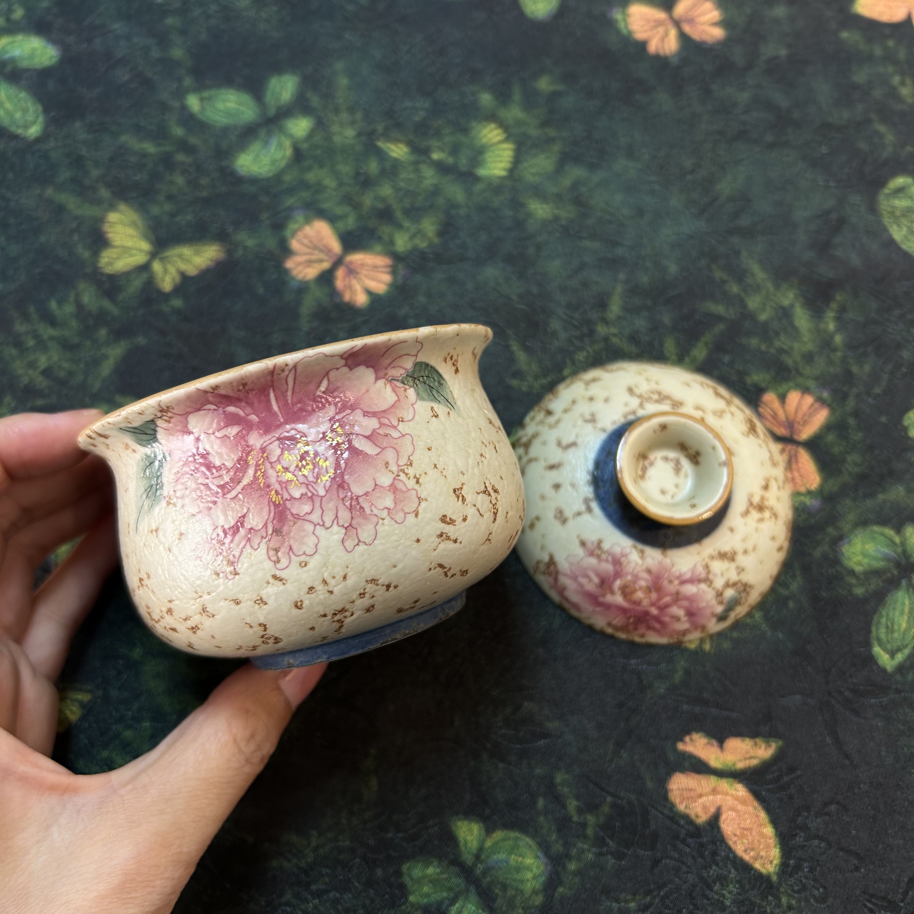 牡丹花火石红釉福袋两才盖碗