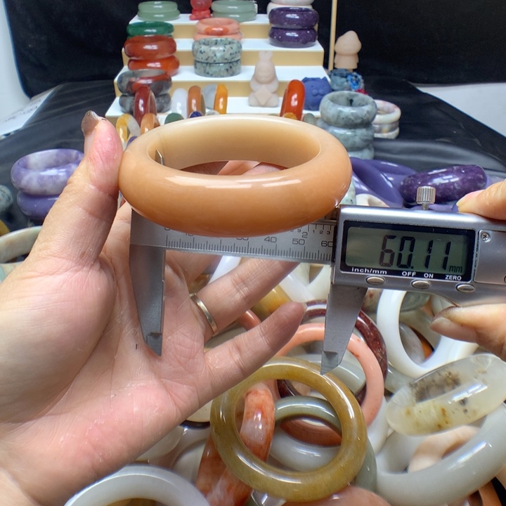 未镶嵌手镯石英质玉