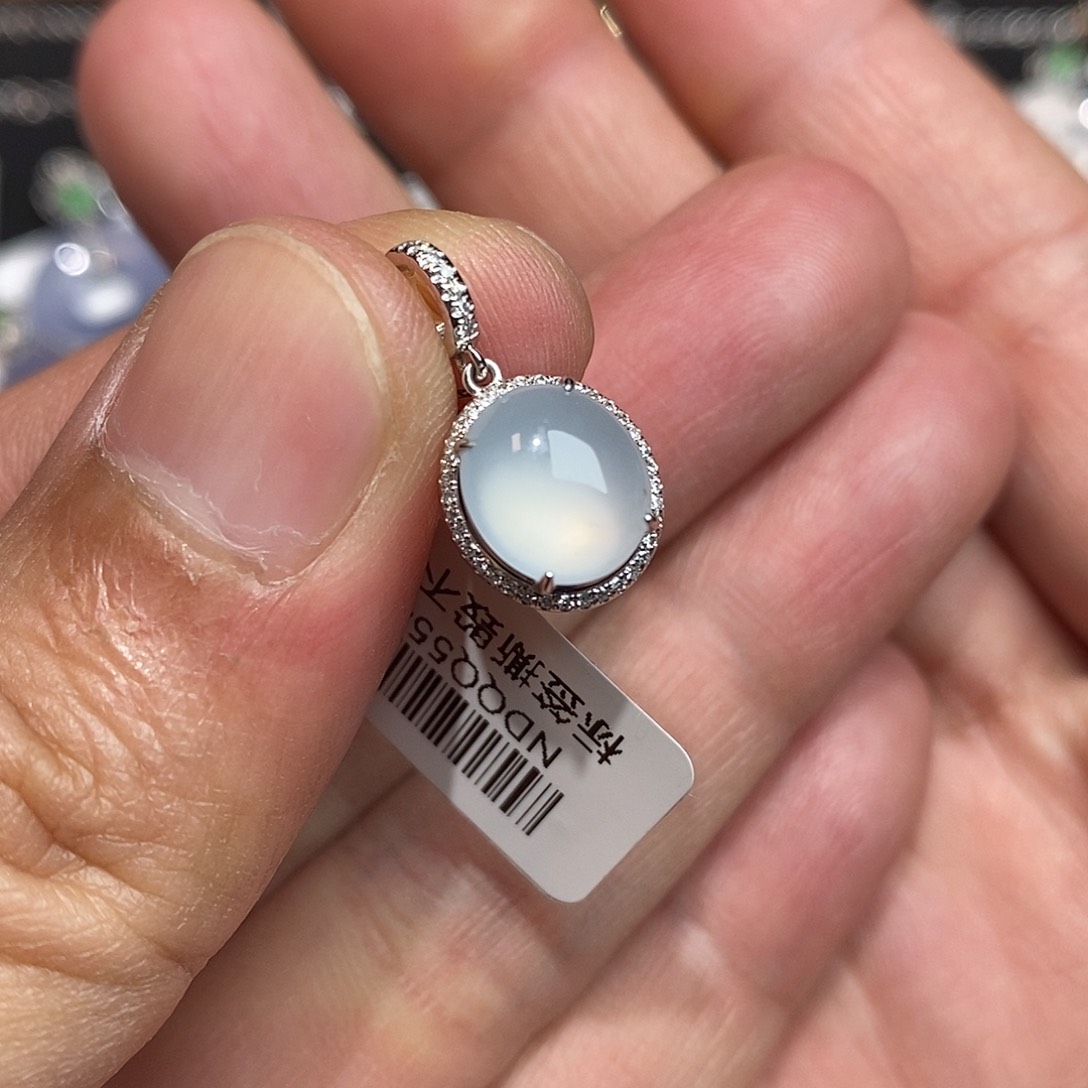 翡翠颈饰18K金镶嵌蛋面