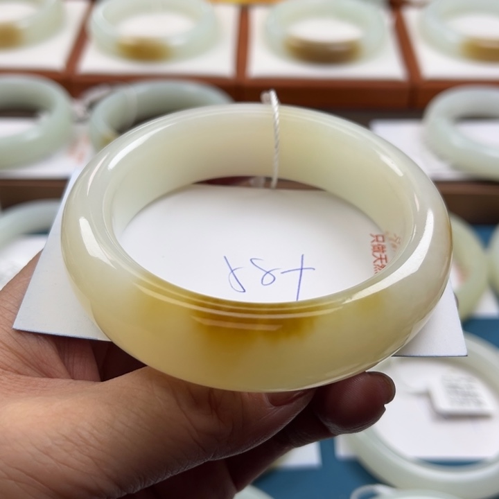 和田玉手镯未镶嵌