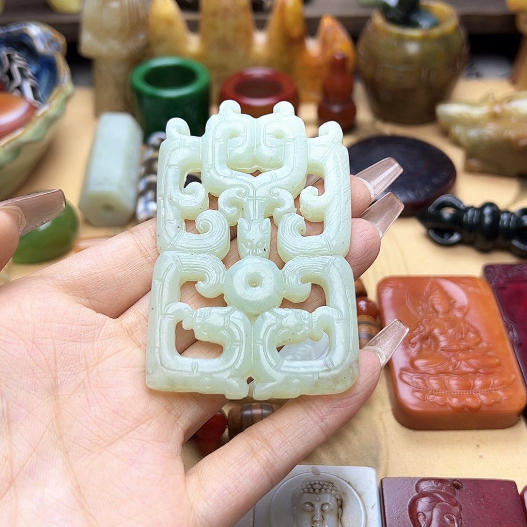 蛇纹石玉未镶嵌颈饰