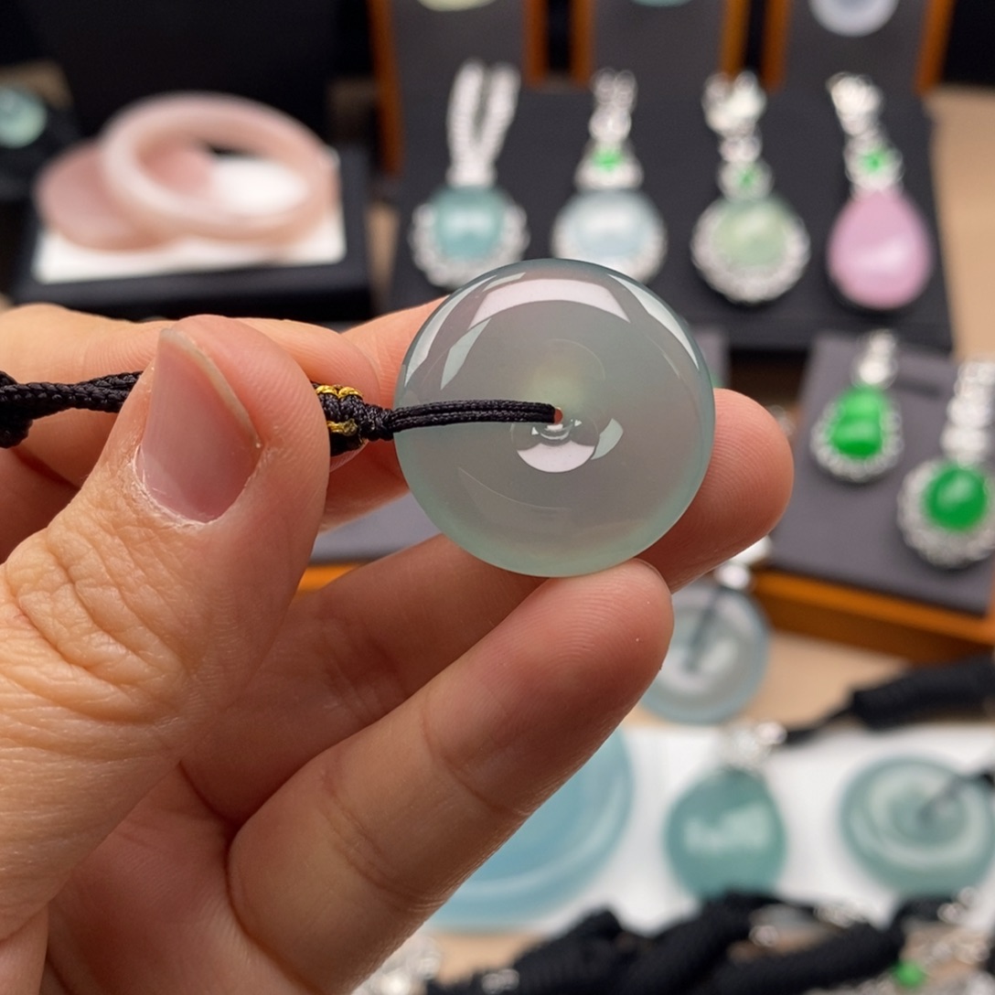 翡翠未镶嵌颈饰平安扣