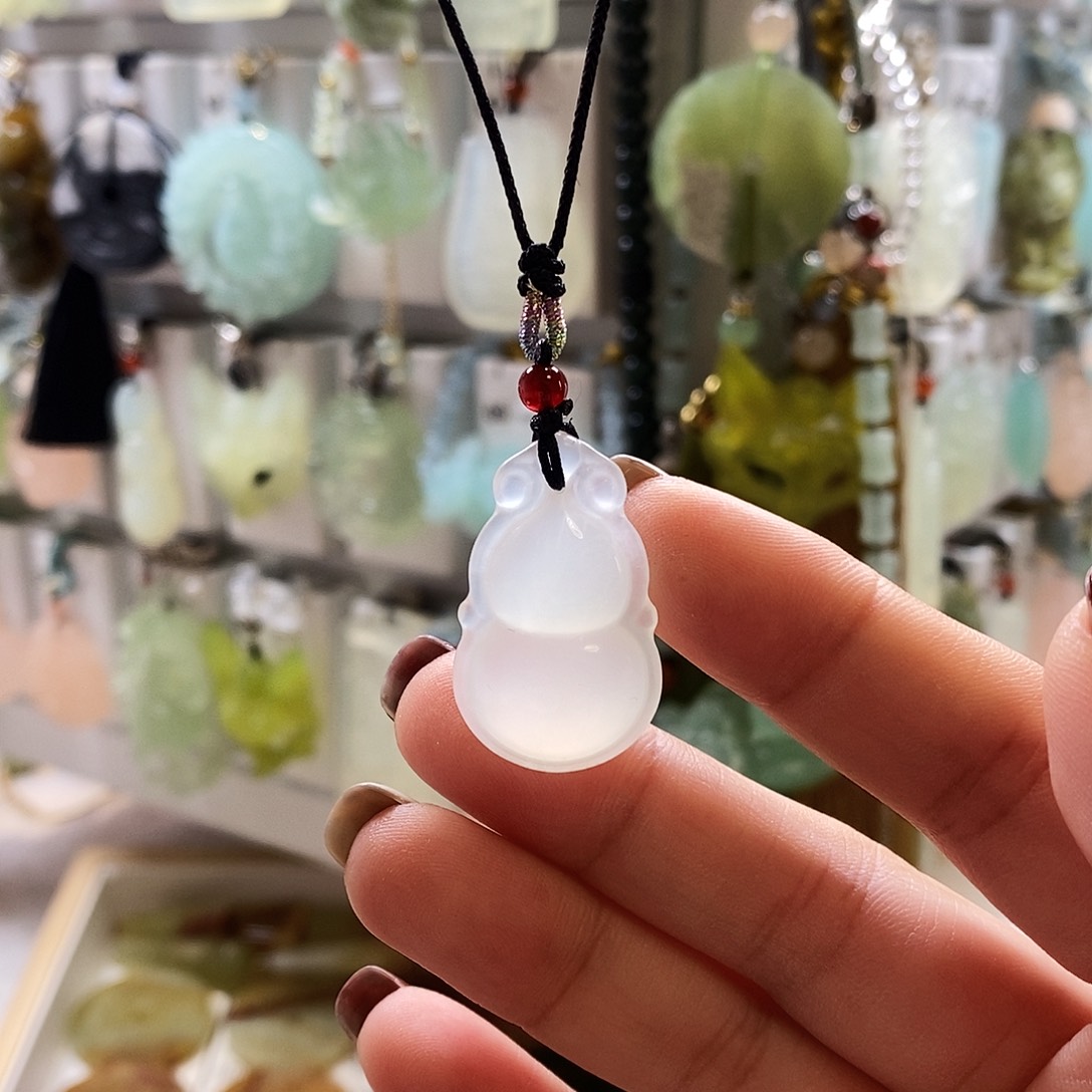 蛇纹石玉未镶嵌颈饰