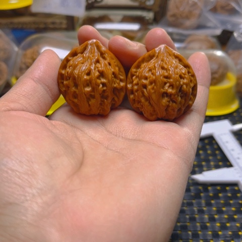 文玩核桃吊坠红豆