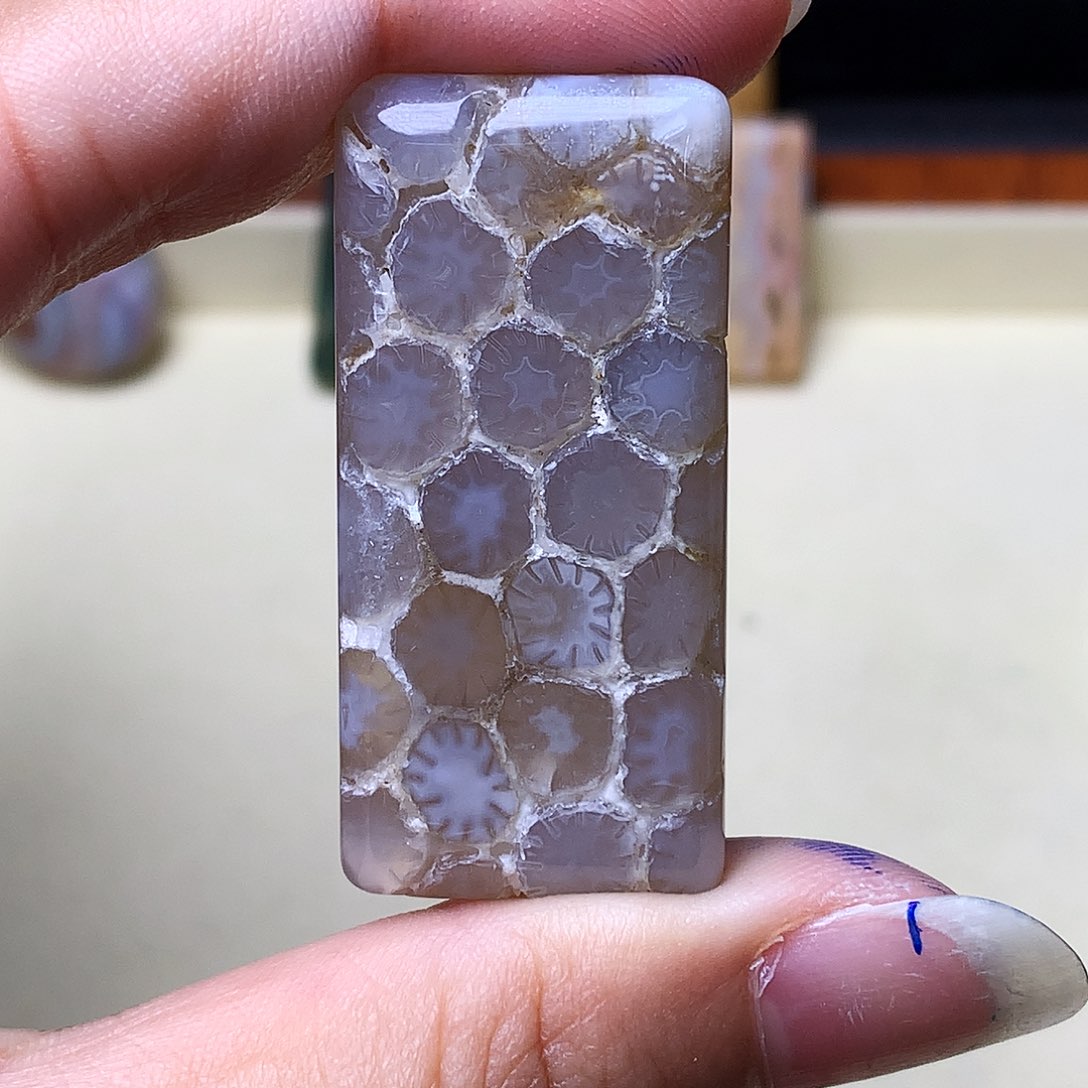 石英质玉颈饰未镶嵌彩*?