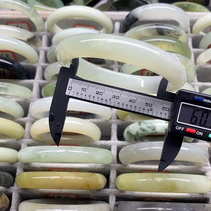 蛇纹石玉未镶嵌手镯194