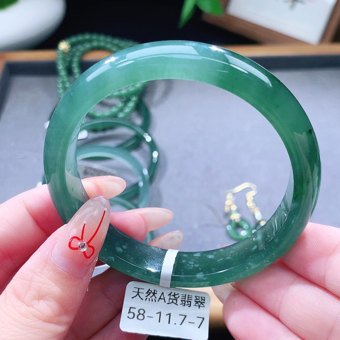 翡翠未镶嵌手镯（圆镯）