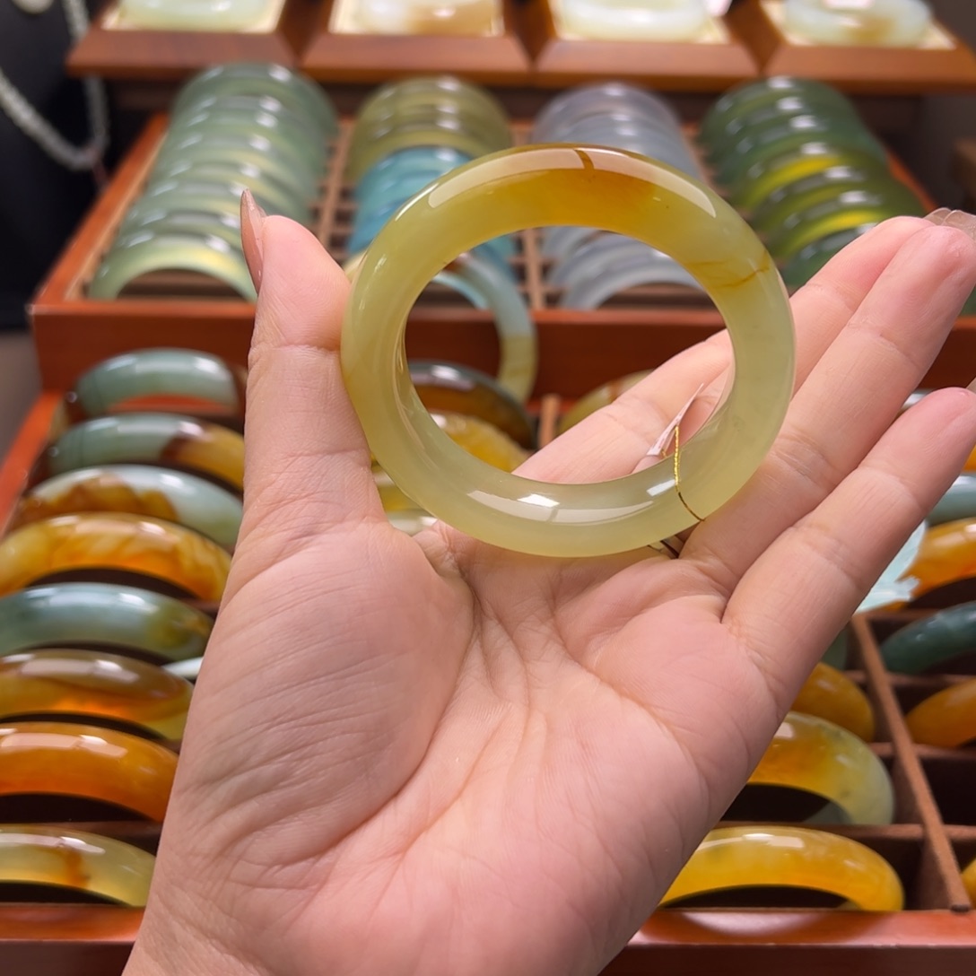 蛇纹石玉手镯未镶嵌