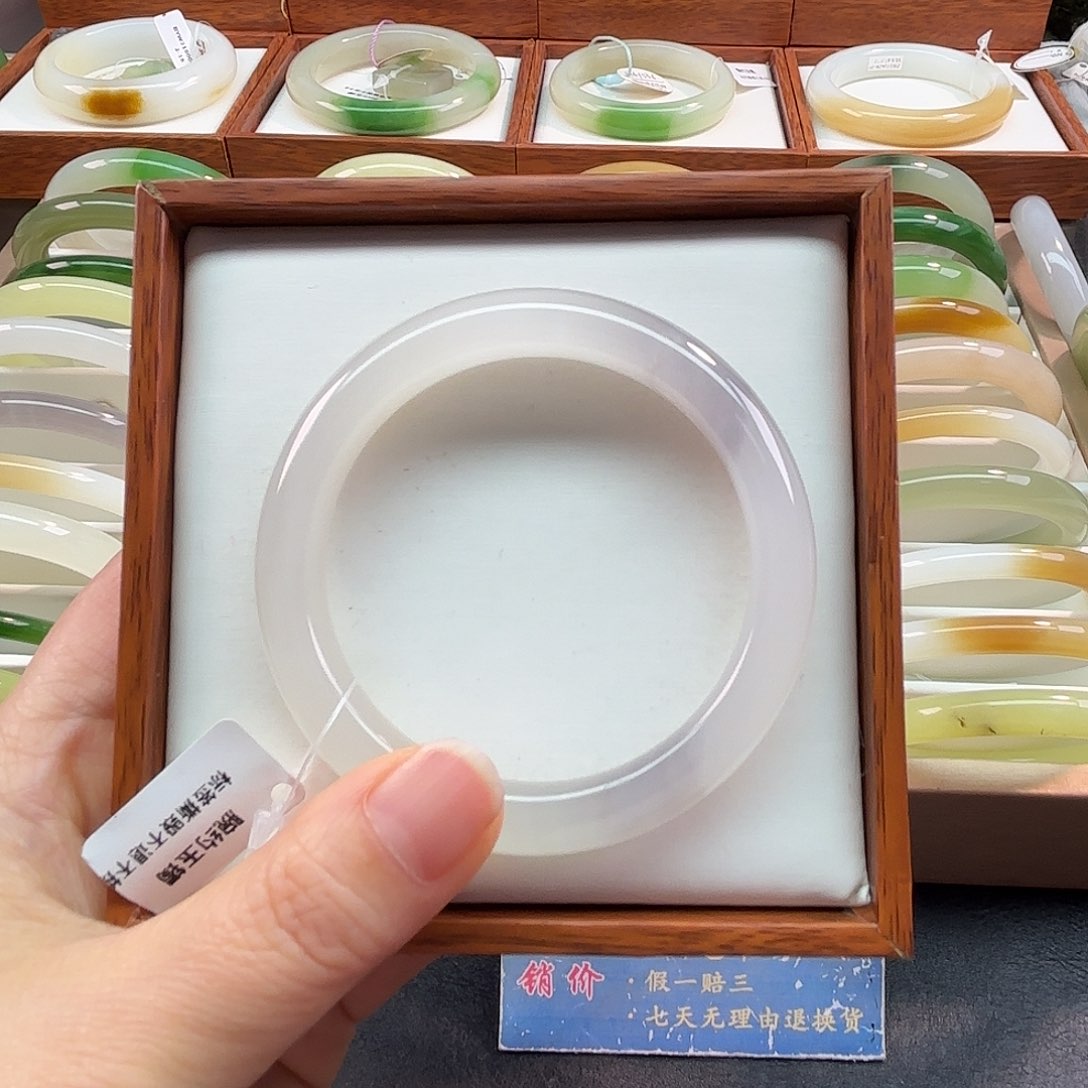 和田玉手镯未镶嵌