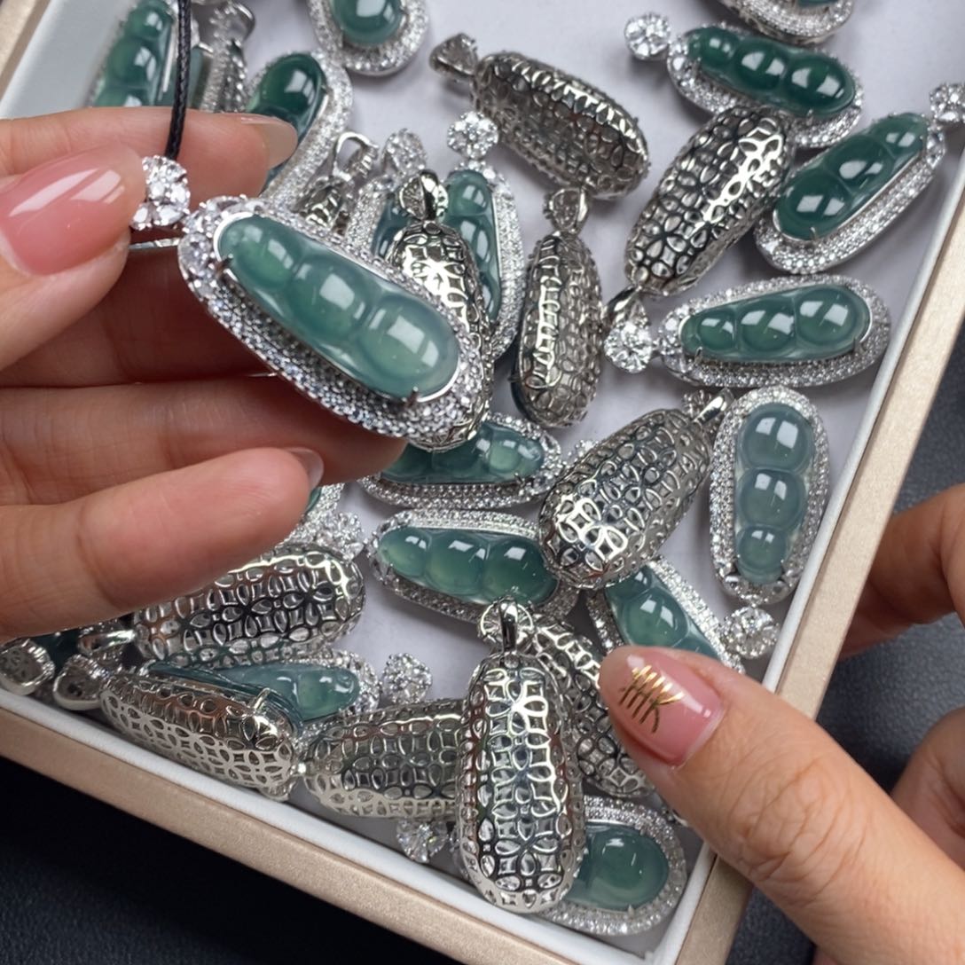 翡翠颈饰未镶嵌翡翠