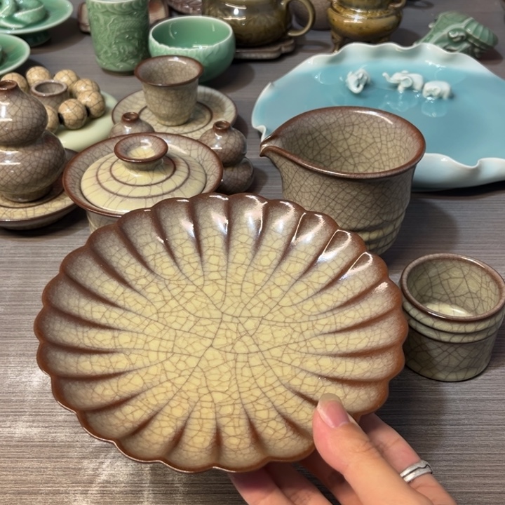 蒋加宝 传世哥窑 菊瓣壶承