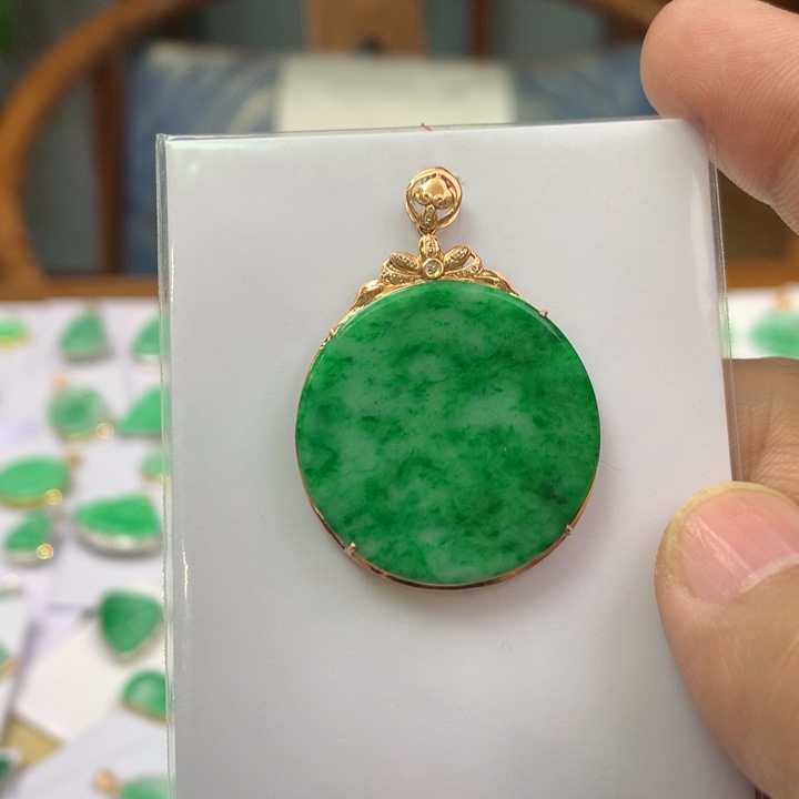 翡翠颈饰18K金镶嵌翡翠