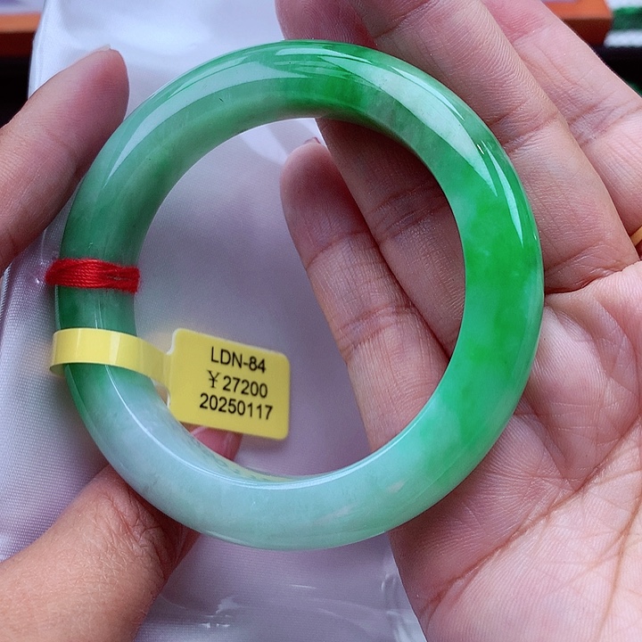 翡翠手镯未镶嵌翡翠