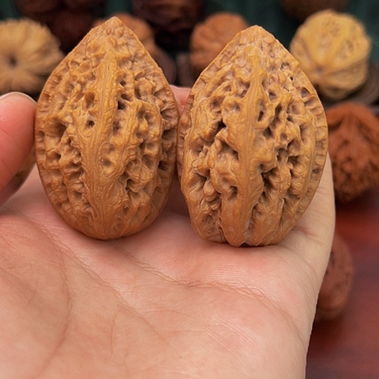 文玩核桃吊坠九龙尊