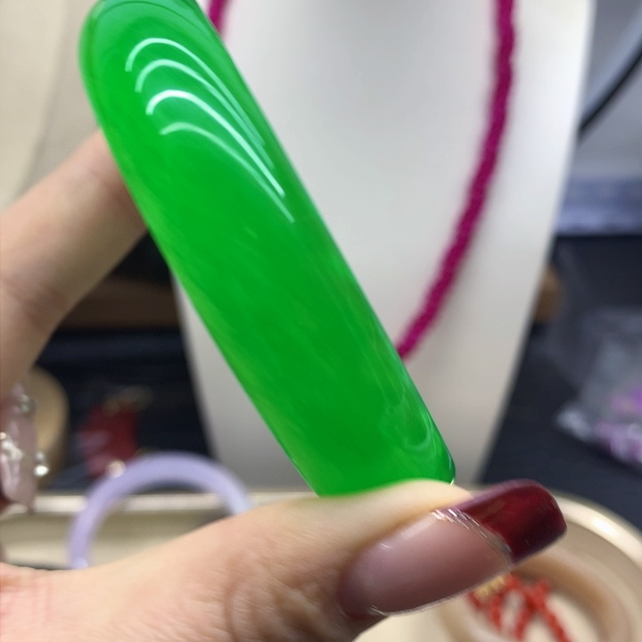 翡翠颈饰未镶嵌手镯
