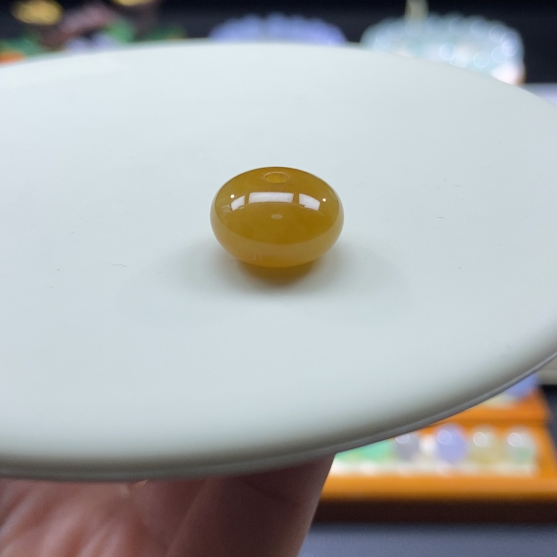 翡翠颈饰未镶嵌满黄翡鼓珠