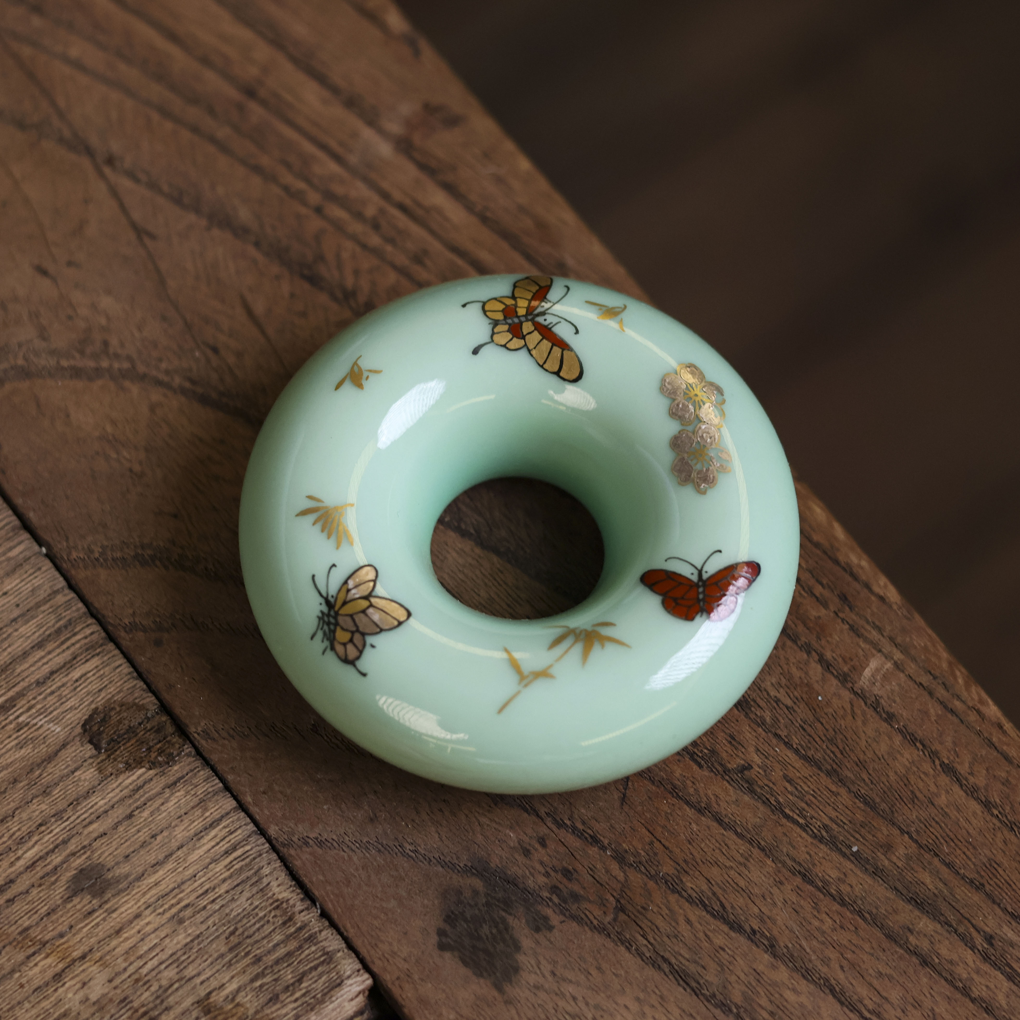 【小田甄陶】碧绿蝶恋花甜甜圈盖置（华隐S0626）