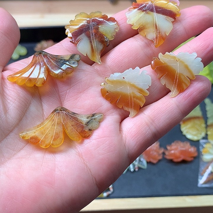 未镶嵌蛇纹石玉耳饰