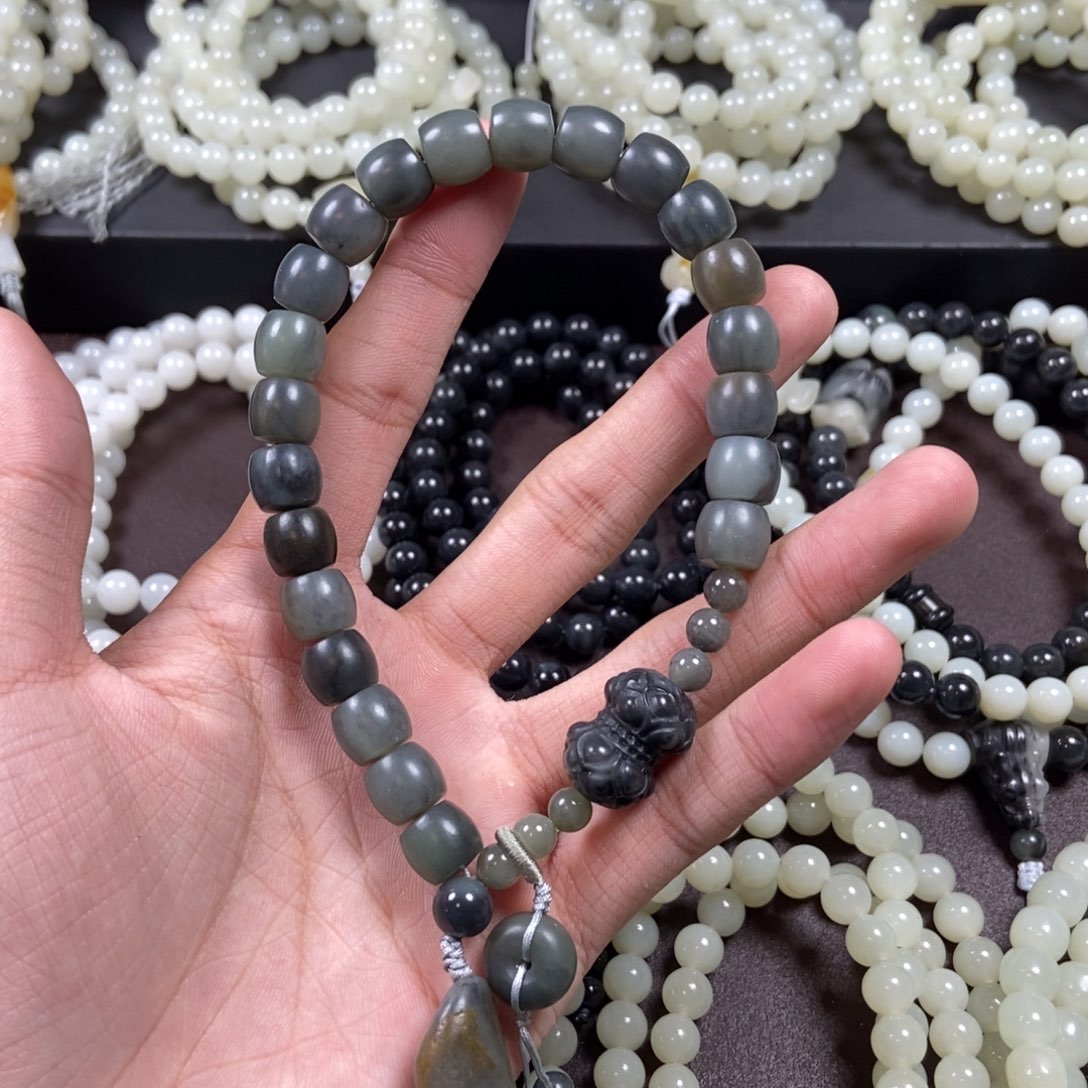 和田玉未镶嵌把件