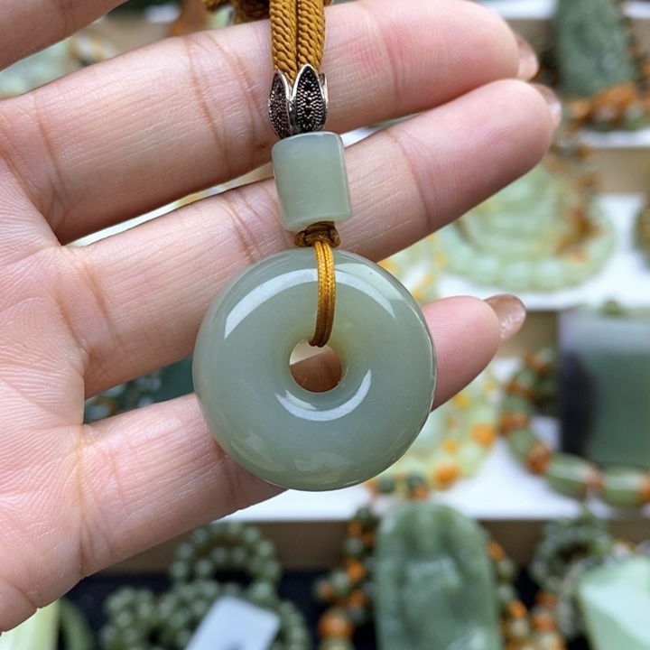 透闪石质玉未镶嵌颈饰