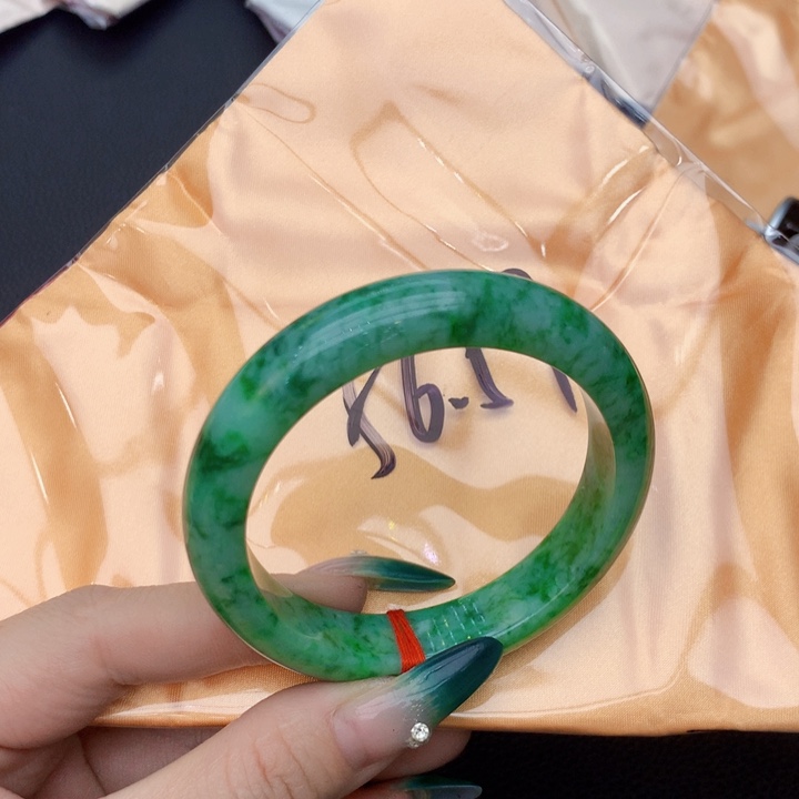 翡翠手镯未镶嵌翡翠手镯