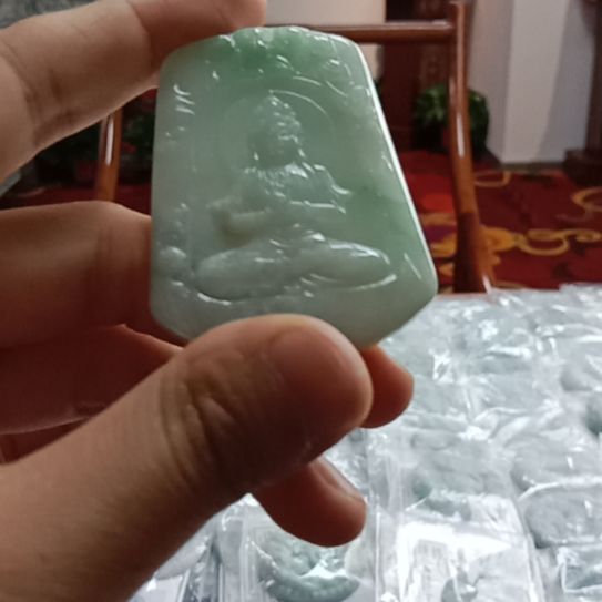 翡翠未镶嵌颈饰牌子