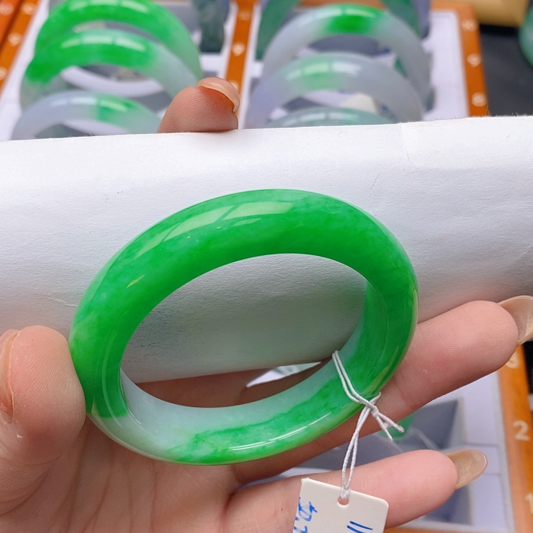 翡翠未镶嵌手镯50