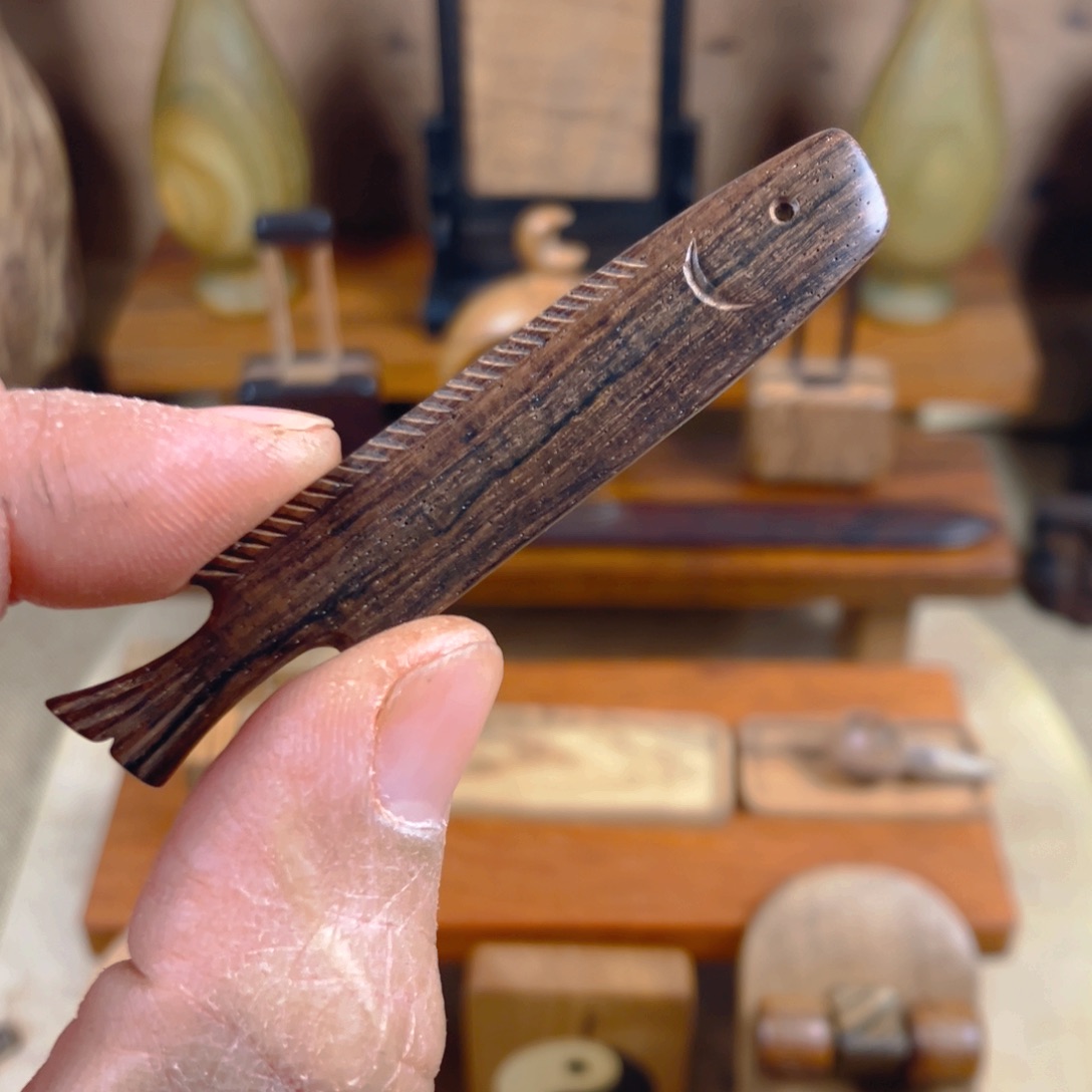 黄花梨小鱼挂件小鱼