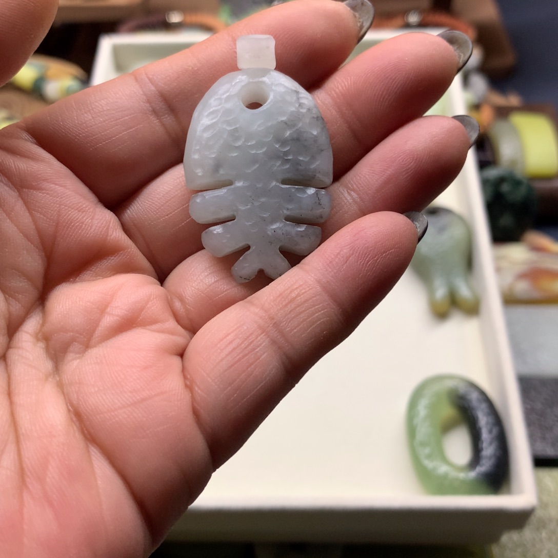 小***九蛇纹石玉合金颈饰