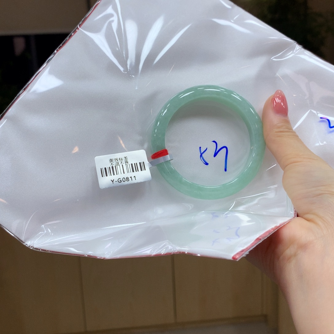 翡翠手镯未镶嵌不退不换