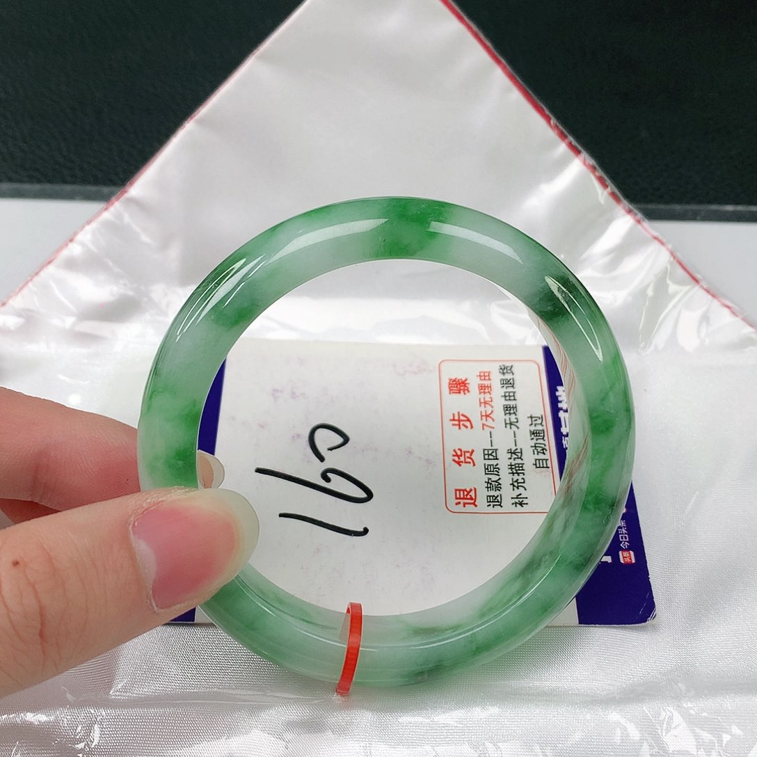 翡翠手镯未镶嵌翡翠