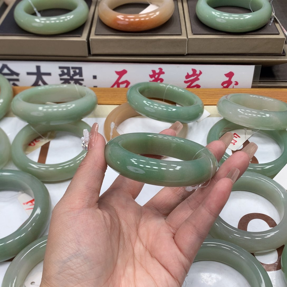 石英质玉未镶嵌手镯鱼*卷