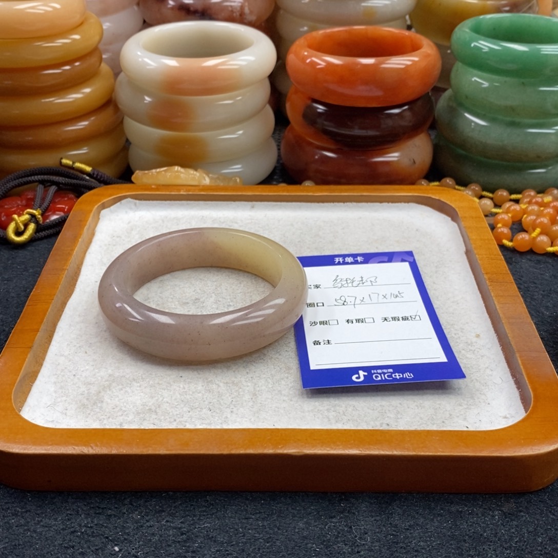 乌***邦石英岩玉未镶嵌手镯（圆镯）