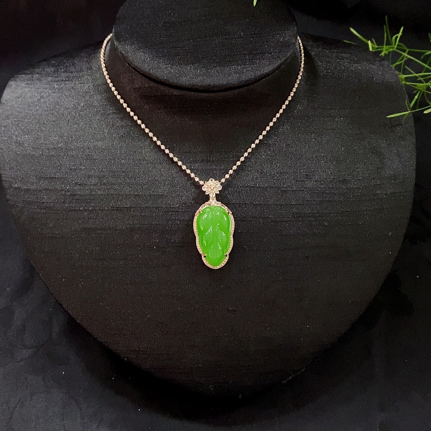 天然和田玉苹果绿树叶吊坠18k金镶嵌满钻款式百搭精致碧玉