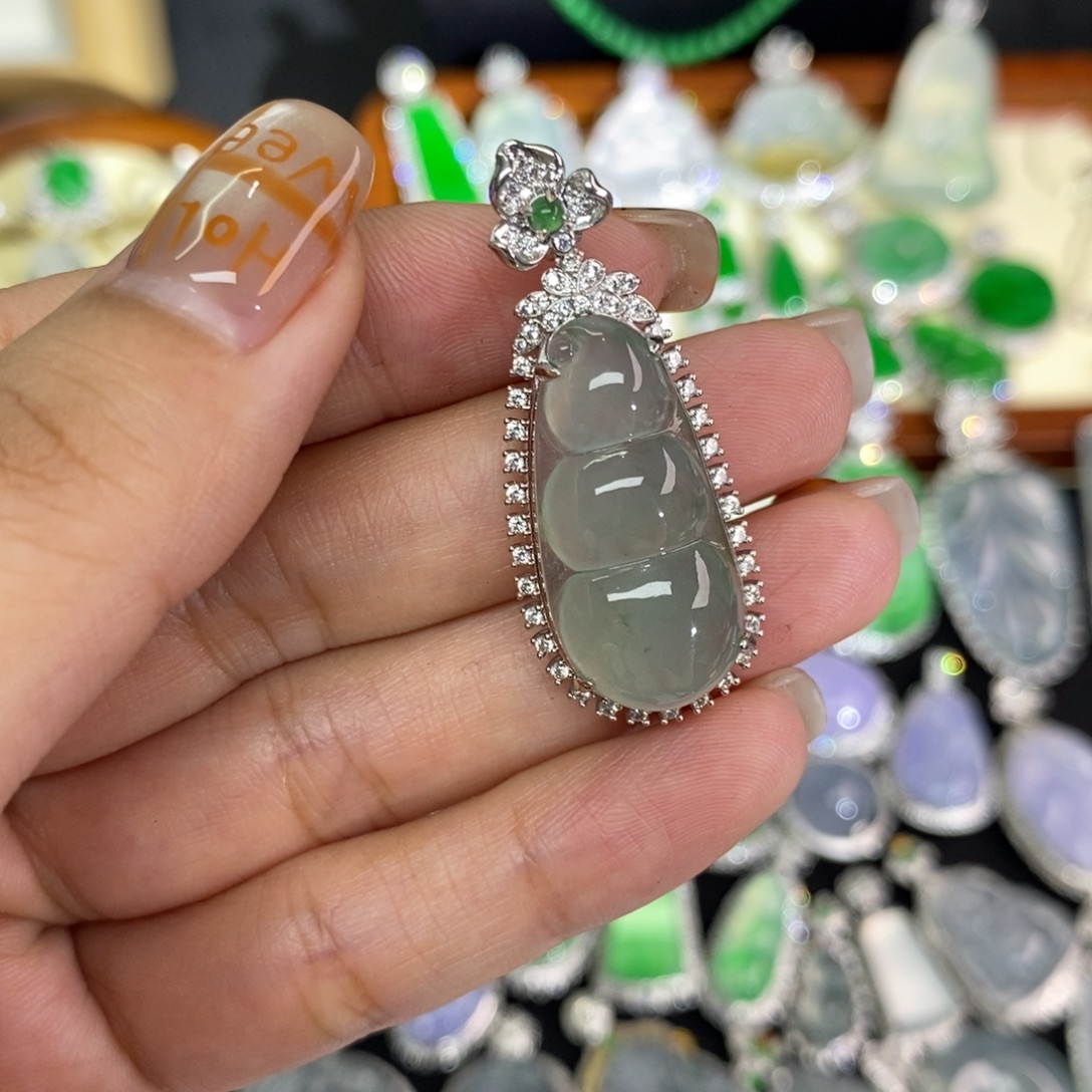 翡翠未镶嵌颈饰A货翡翠