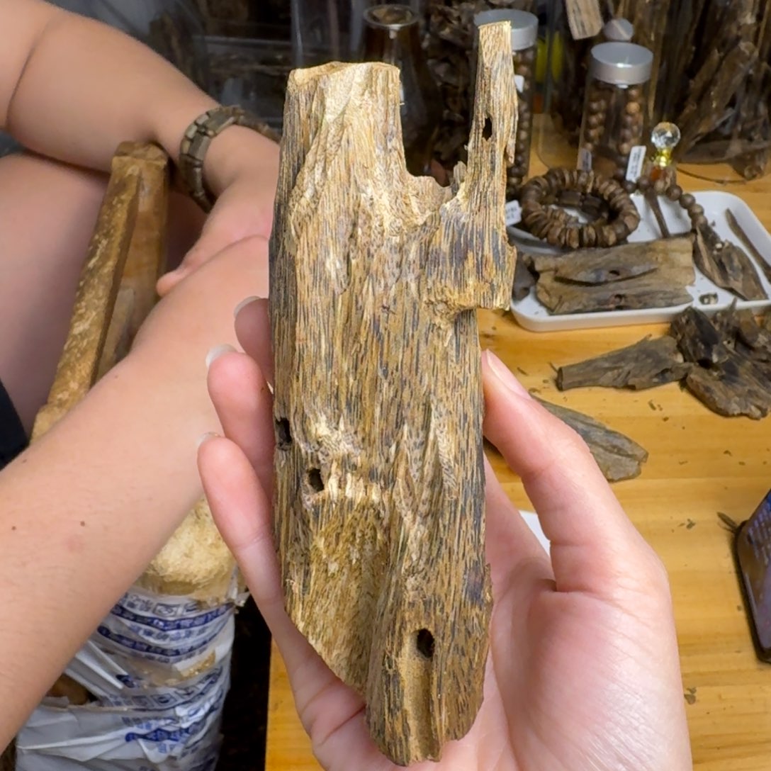 沉香沉香碎屑蓝宝石品种块料44克