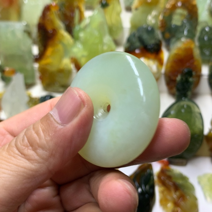 蛇纹石玉颈饰未镶嵌