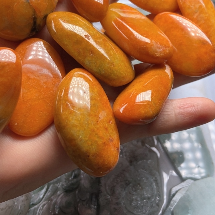 翡翠未镶嵌颈饰伟*翡翠
