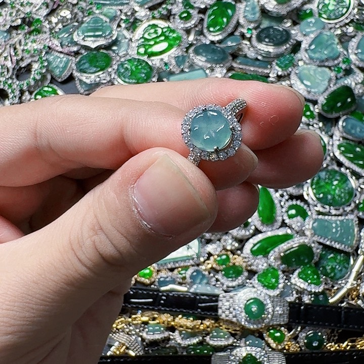 翡翠颈饰未镶嵌天然A货翡翠放漏