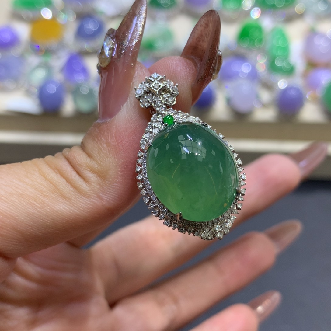 翡翠颈饰18K金镶嵌翡翠