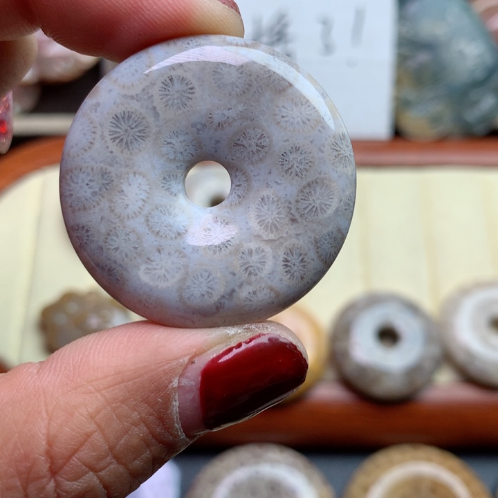 硅化珊瑚（珊瑚玉）颈饰足银镀金镶嵌